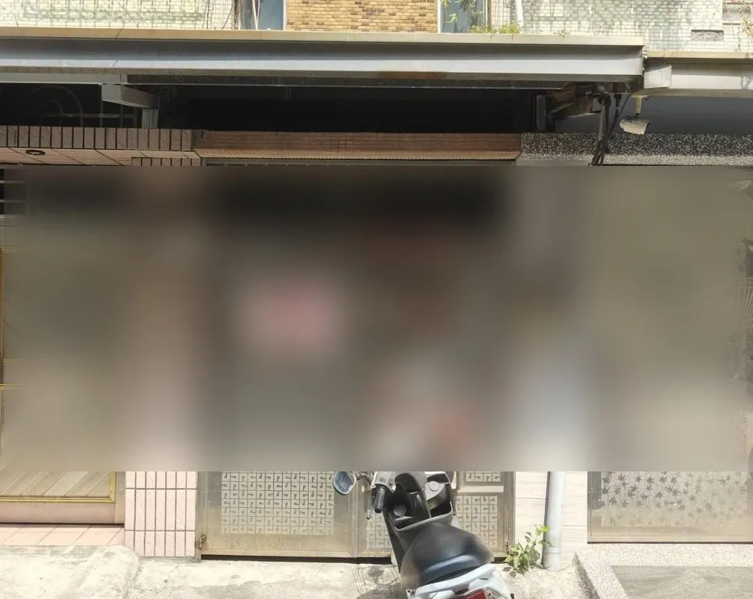 警方封鎖高雄市武強街命案現場，鑑識人員獲報到場採證李男住處。（圖／中天新聞）