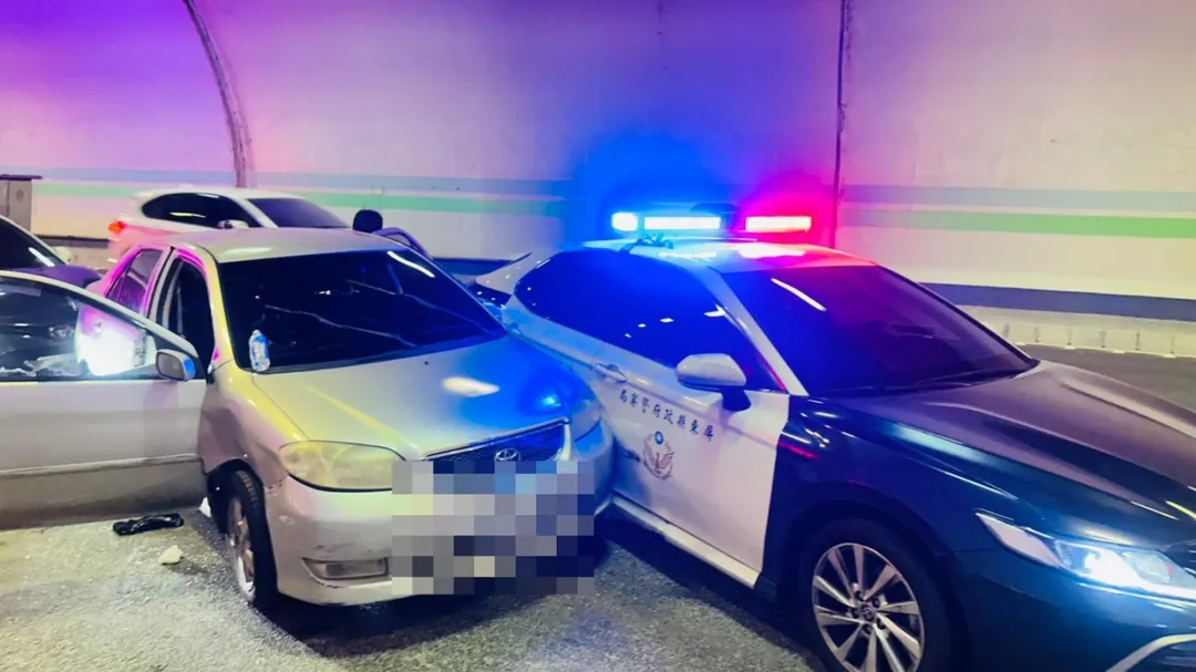 內埔警分局員警在國道3號田寮隧道內攔停拒檢逃逸小客車。（圖／中天新聞）
