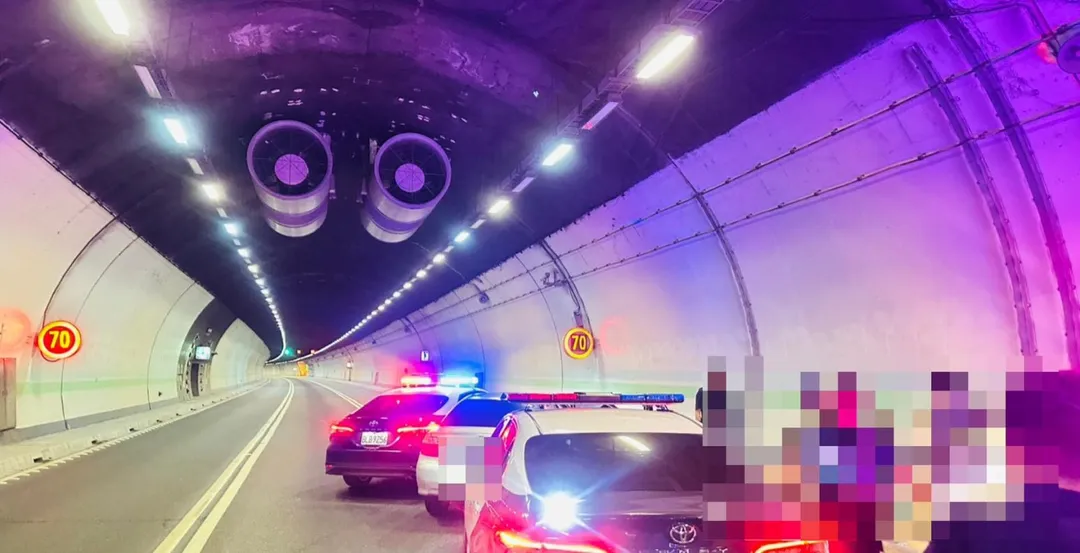 員警於國道3號田寮隧道對空鳴3槍示警，破窗壓制楊男。（圖／中天新聞）