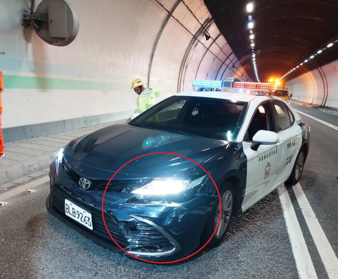 警車遭楊男衝撞，左前車頭毀損。（圖／中天新聞）