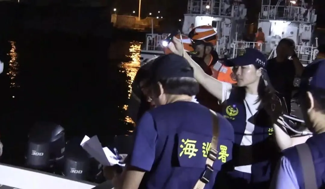 專案小組依情資評估，在距離高雄西南方1浬之海域，發現「○○88」號漁船航跡異常且十分可疑，隨即展開攔查勤務。（圖／海巡署提供）