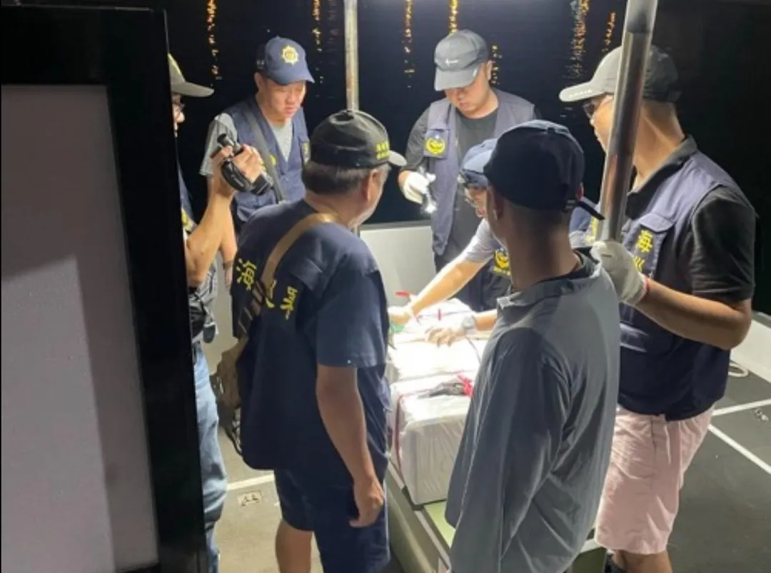 專案小組開艙後，起出大量以黑色防水袋嚴密包裝之走私未稅香菸，經清點總計達54500包，及時阻止這批不法菸品流入市面。（圖／海巡署提供）