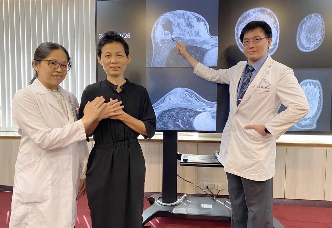 王小姐(中)2025年確診乳癌後,先進行免疫治療合併化學治療,有效縮小腫瘤後再手術切除。(圖/臺中榮總)