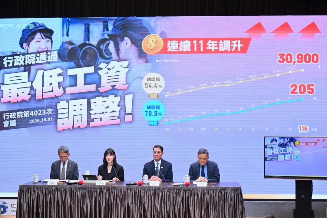 行政院院會後記者會說明，院長卓榮泰敲定明年度最低工資為3萬900元的調整案。（圖／行政院提供）