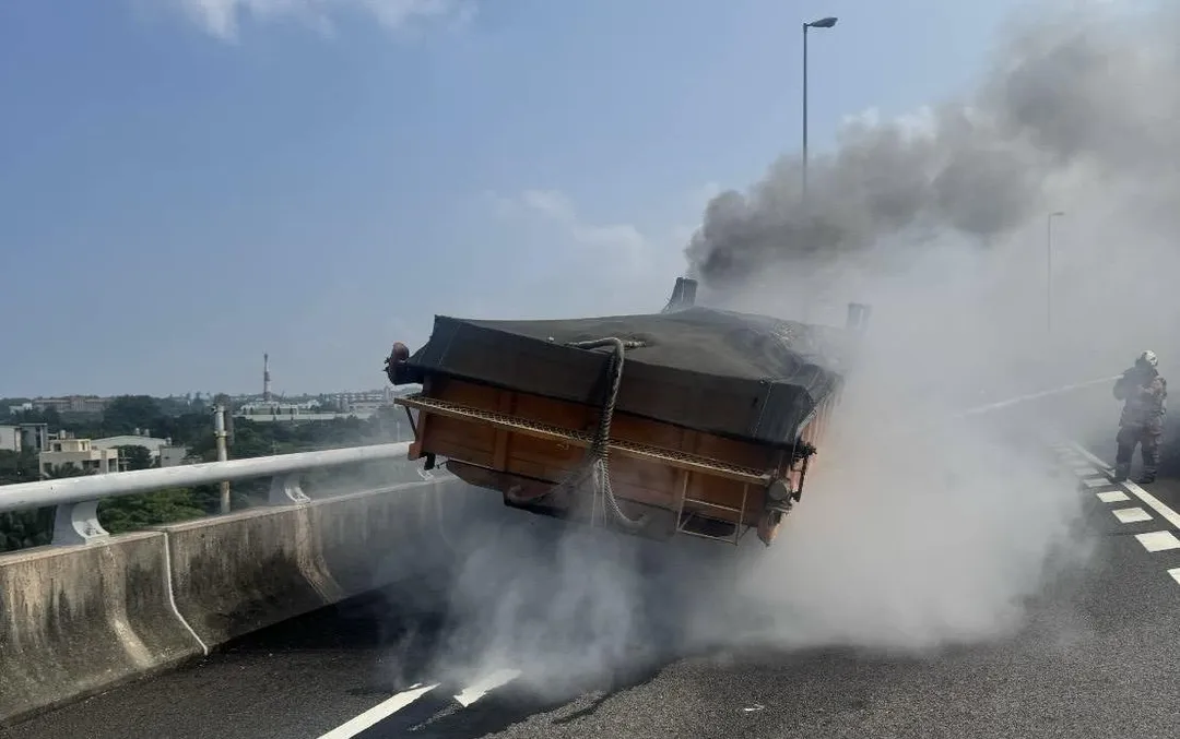 砂石車自燃起火現場濃煙狂竄。（圖／翻攝畫面）
