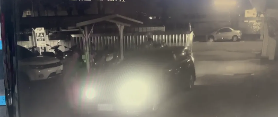 穆男行兇後駕駛黑色轎車載張男遺體,前往楠梓分局自首。(圖/中天新聞)