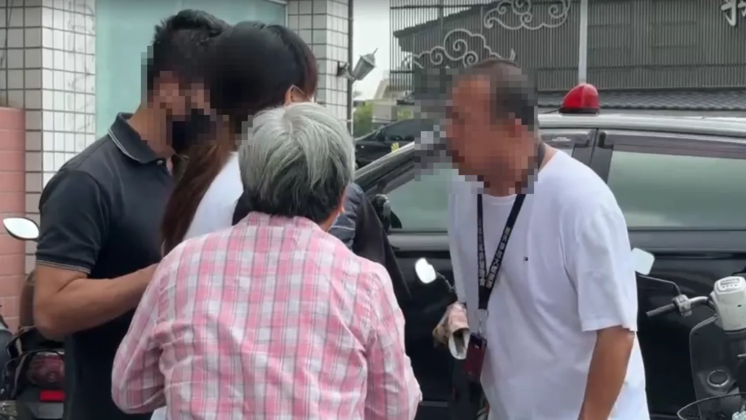 張男阿嬤在場情緒數度潰堤，面對媒體哭訴。（圖／翻攝畫面）
