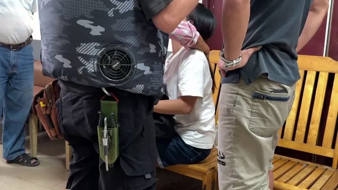 死者張男家屬接獲通知趕赴殯儀館認屍,神情悲痛不願受訪。(圖/中天新聞)