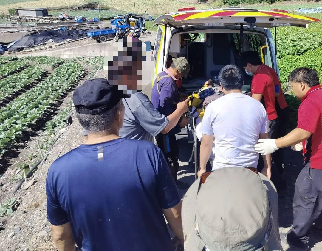婦人被順利救起，由救護車送往羅東聖母醫院進行後續治療。（圖／三星分局提供）