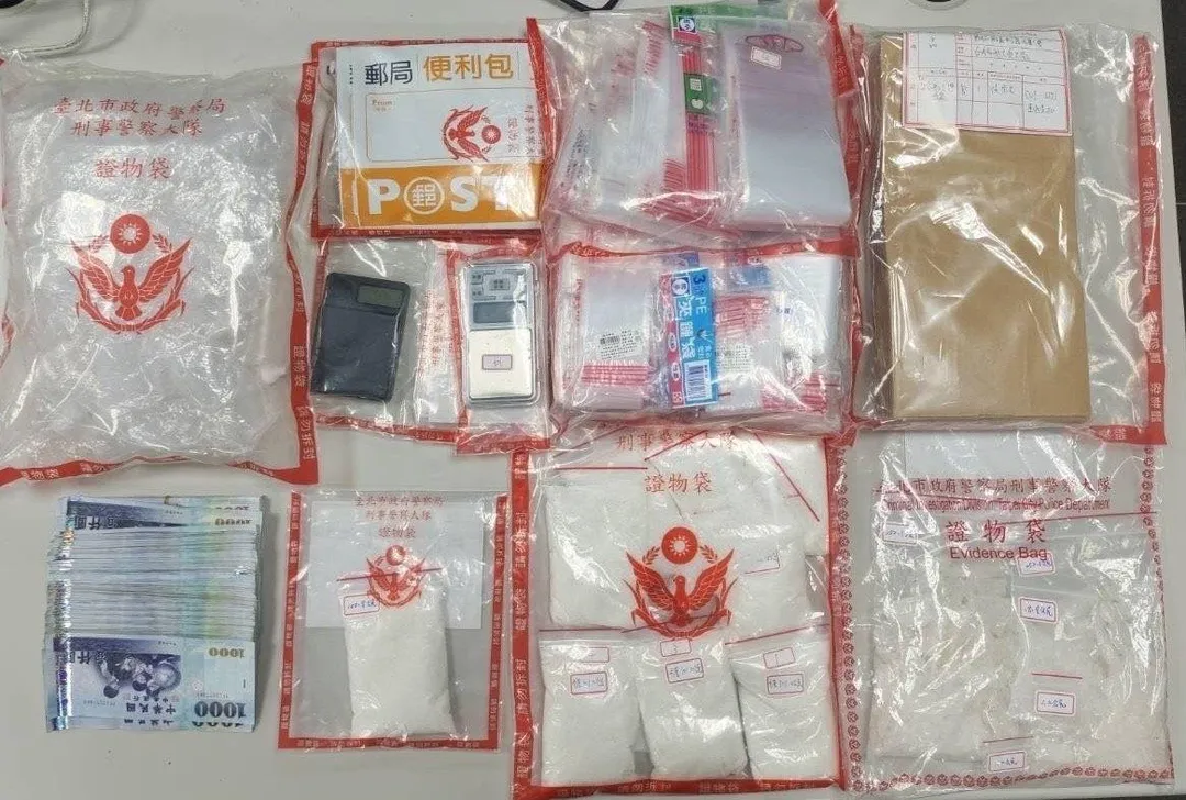 警方查扣大量毒品等證物。（圖／翻攝畫面）