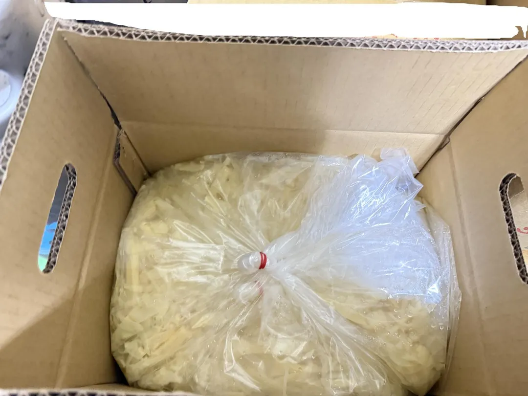 台南市「頂旺團膳便當工廠」使用的筍干，檢出漂白劑二氧化硫含量為0.631克／公斤，遠超法定限量標準0.03克／公斤，換算約為標準上限的21倍。（圖／食藥署）