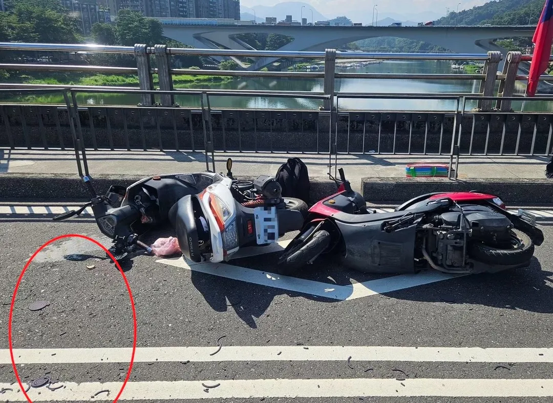 新店碧潭橋2機車擦撞疑因蚊香砸臉釀禍。(圖/翻攝畫面)