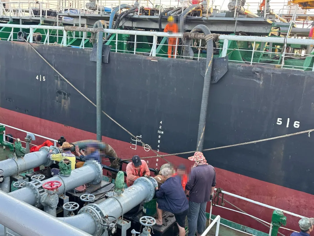 海巡署艦隊分署第三(台中)海巡隊30日於台中港西方約35浬處,查獲2艘獅子山共和國籍油輪進行非法駁油。(圖/海巡署提供)