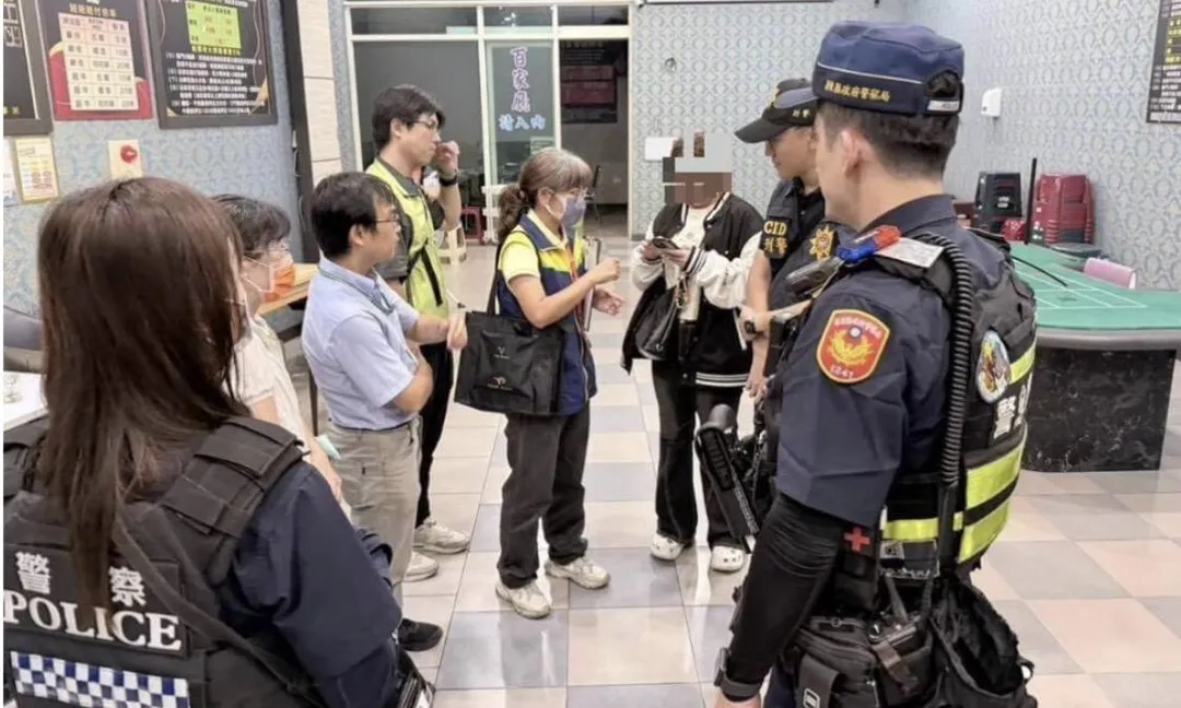 警方與縣府人員前往查緝。（圖／翻攝畫面）