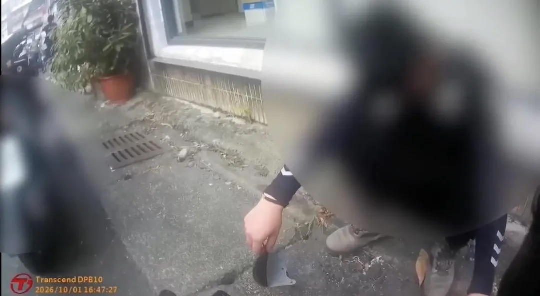 男子在現場遭警方逮捕。（圖／翻攝畫面）