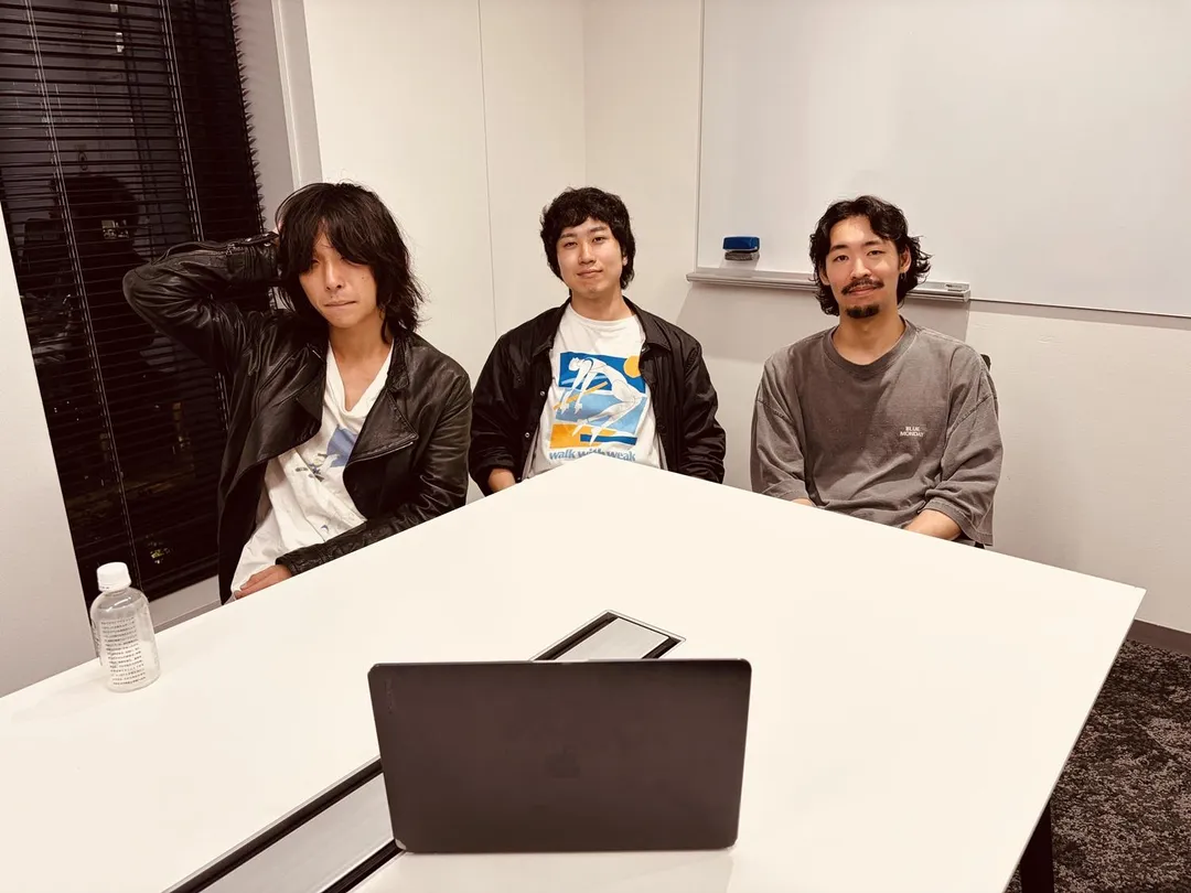 「時速36公里」主唱仲川慎之介(左起)、鼓手松本英晃、吉他手石井開日前接受台灣媒體線上聯訪,分享即將來台開唱的心情。(圖/超多毛娛樂提供)