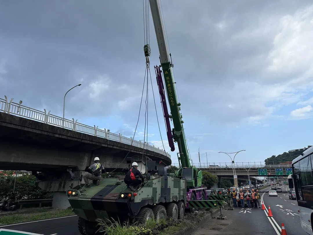軍用車輛自撞車禍。（圖／警方提供）