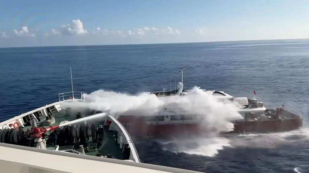 海巡署雲林艦以水砲驅離越界捕撈的大陸籍漁船(攝自中天新聞)