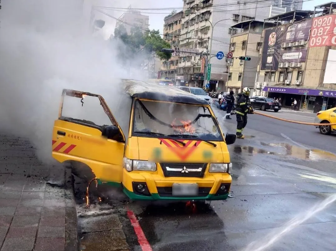 娃娃車起火。(圖/新北市消防局提供)