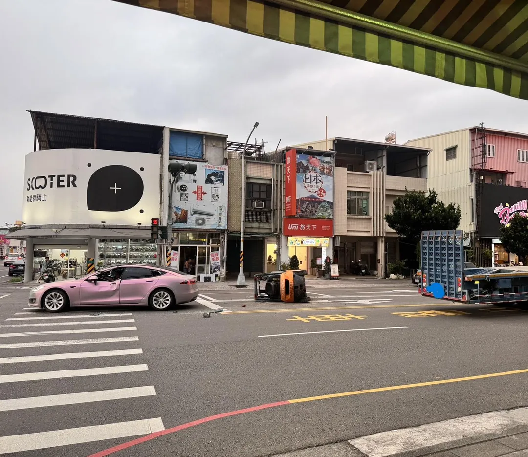 特斯拉遭掉落物砸到，僅車體一點破損，沒有整台變形。（圖／中天新聞）