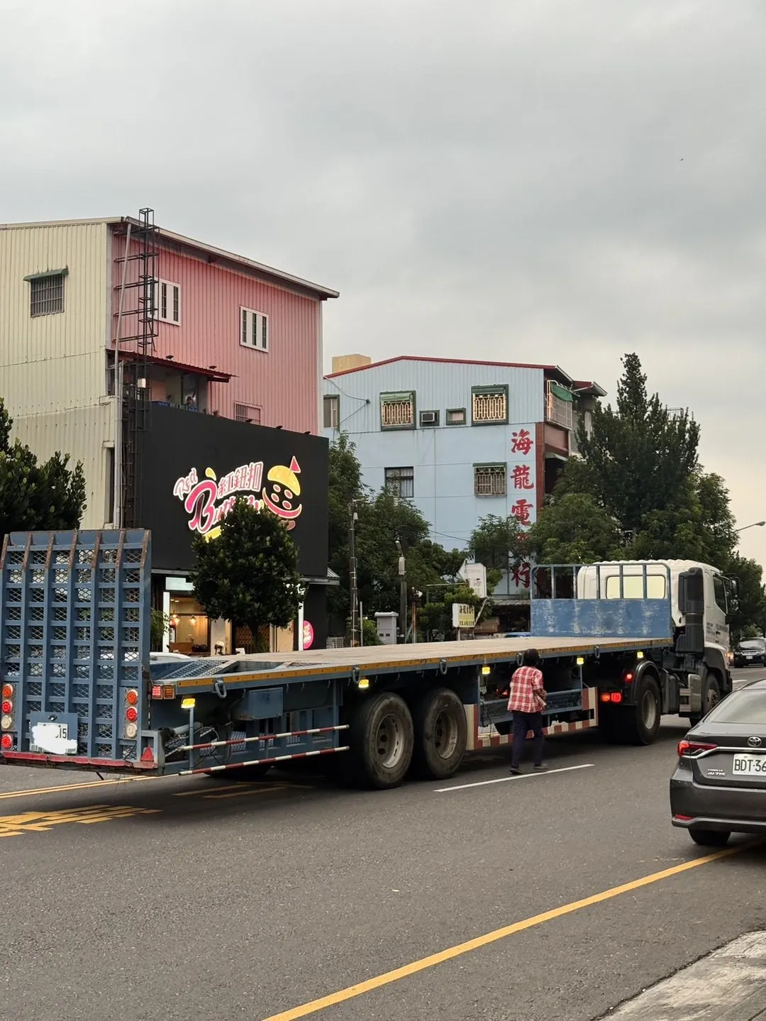 聯結車載著一輛堆高機，卻沒綁緊導致堆高機墜落。（圖／中天新聞）