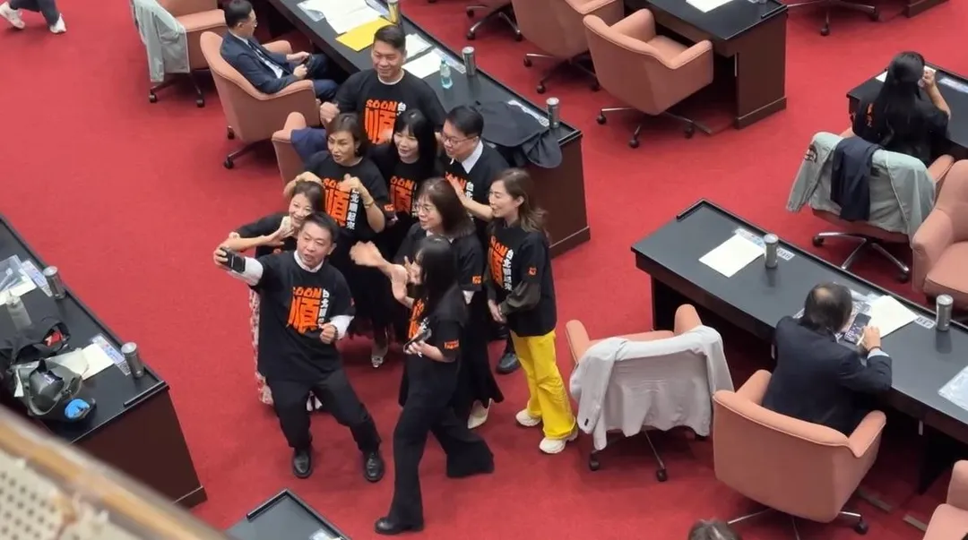 綠委在議場換穿沈伯洋「順T」合照，王世堅卻坐在座位上滑手機（攝自中天新聞）