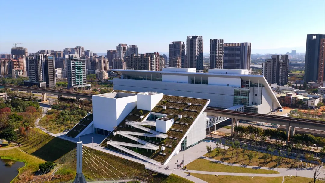 1桃園市兒童美術館(左)與桃園市立美術館總館(右)獨特的「山丘」造型設計,形塑出極具識別度的「城市之門」。(圖/桃園市立美術館提供)