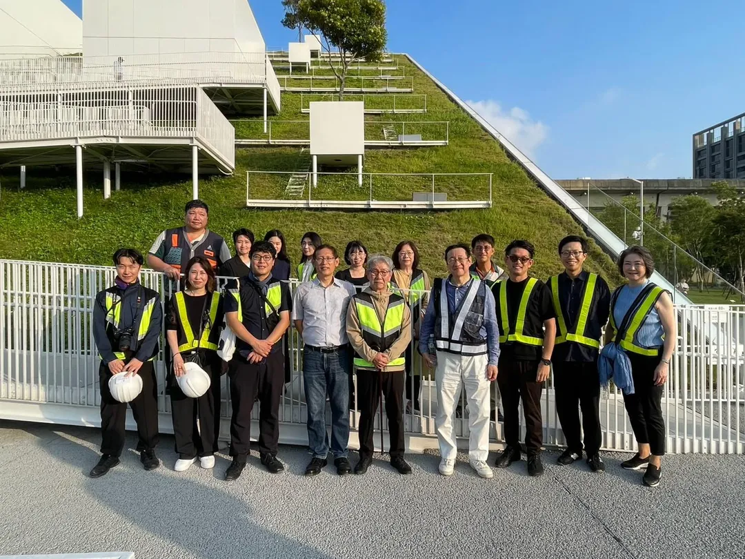 台日團隊合影,建築師山本理顯(中)、Sony集團首席技術長北野宏明(前排右4)、桃美館館長林詠能(前排左4)。(圖/桃園市立美術館提供)