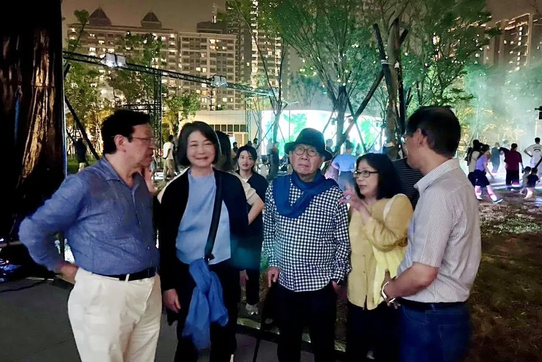 建築師山本理顯與Sony集團首席技術長北野宏明親臨現場感受科技與建築光雕共振的魅力。(圖/桃園市立美術館提供)