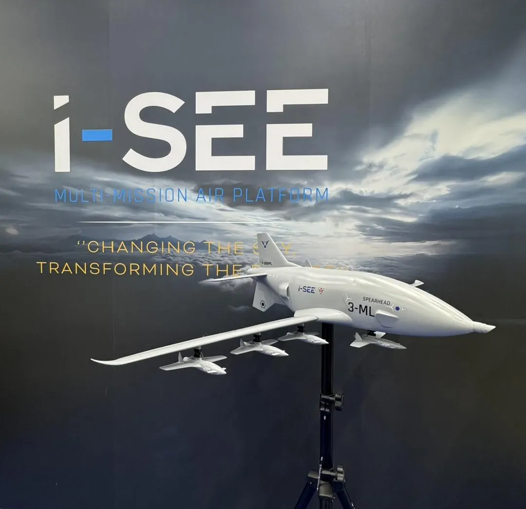 法國Spearhead無人機比例模型，顯示具備發射小型無人機能力。(圖/漢翔)