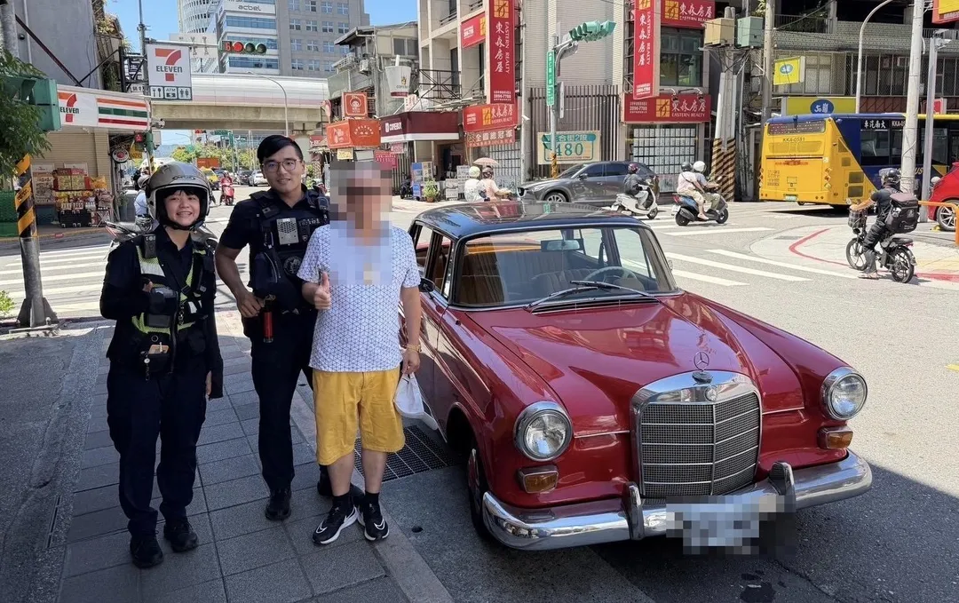 男子駕駛56年古董車拋錨員警神救援。(圖/翻攝畫面)
