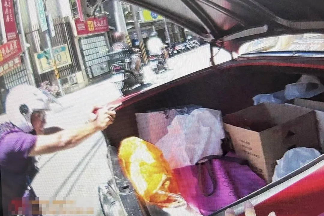 員警協助將古董車推到路邊。(圖/翻攝畫面)