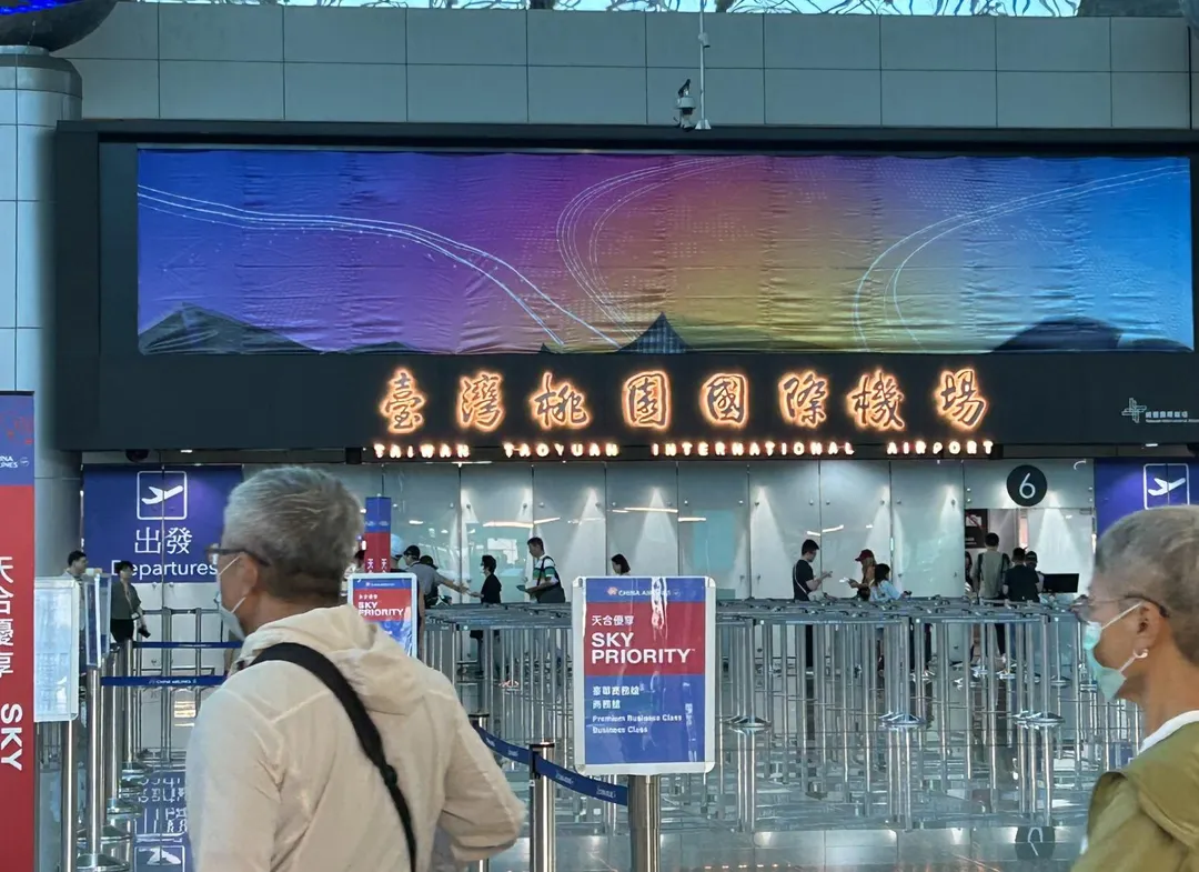 因應連假大量旅客，桃園機場呼籲旅客於航班起飛前3小時抵達機場辦理報到。（圖／高珞曦攝）