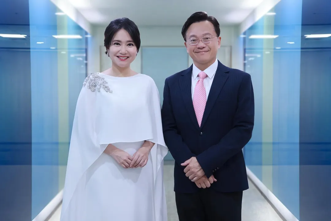 中視主播哈遠儀(左)和戴立綱搭檔,默契十足。(圖/中視提供)