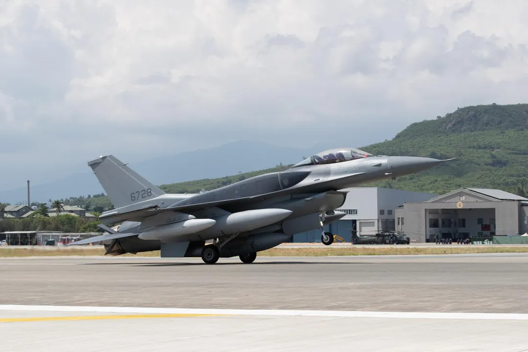 第一架降落的6728號F-16C。(圖/國防部)