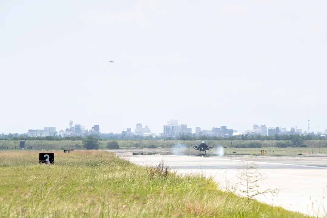 2架F-16C戰機飛抵志航空軍基地,第一架在跑道剛觸地,空中可見到第二架也在進場降低高度。(圖/國防部)