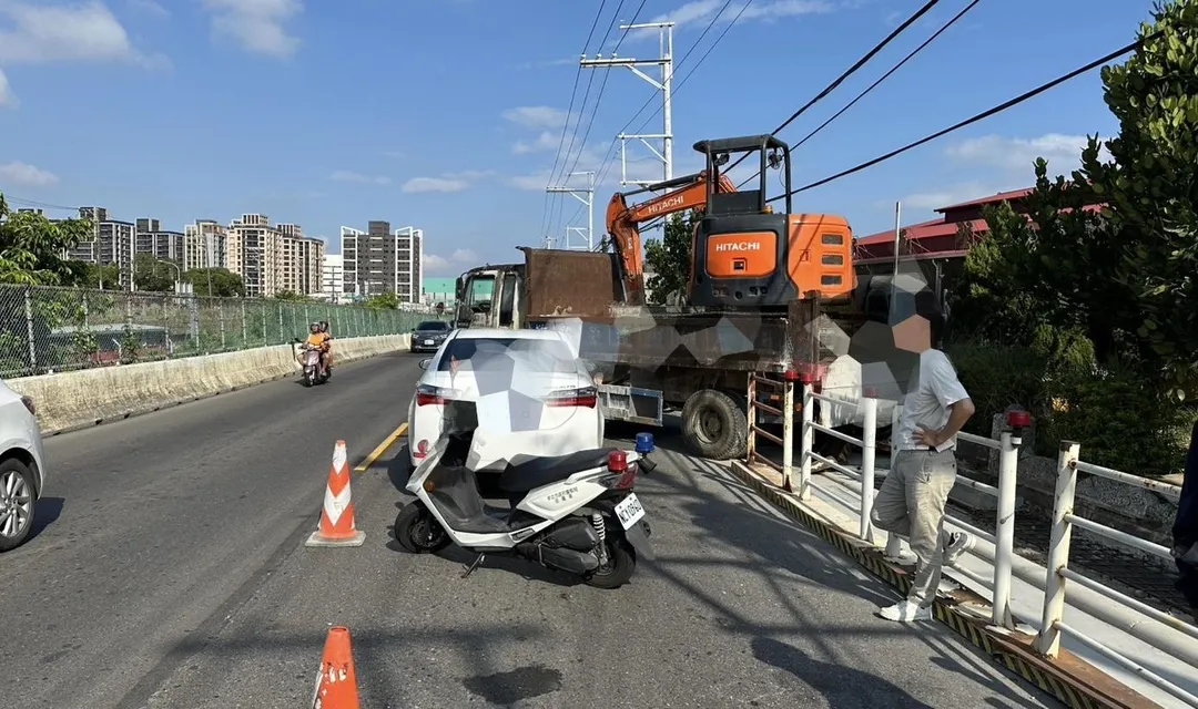 車禍一度造成該路段車流受影響。（圖／翻攝畫面）