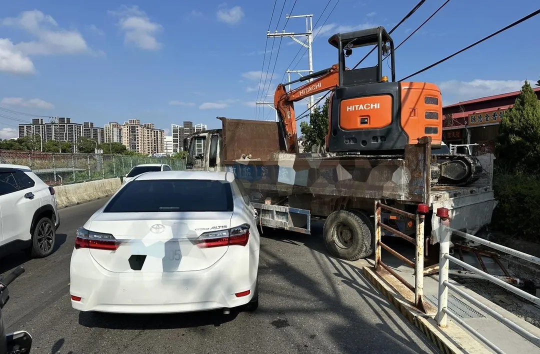 大貨車煞車失靈向後滑行撞上轎車。（圖／翻攝畫面）
