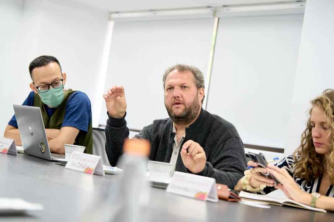 捷克孟德爾大學Ivo Zdráhal教授提問探討推動免費午餐的模式與挑戰。（圖／桃園市政府提供）