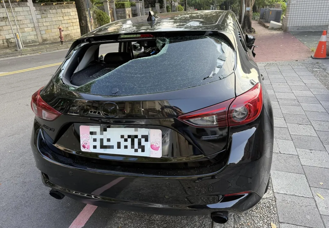 楊男車子被前女友親友團砸爛。(圖/翻攝畫面)
