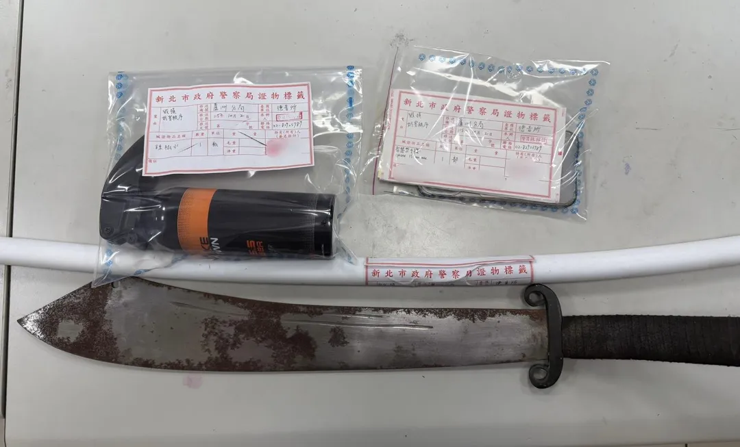 警方查扣刀械與辣椒水。(圖/翻攝畫面)