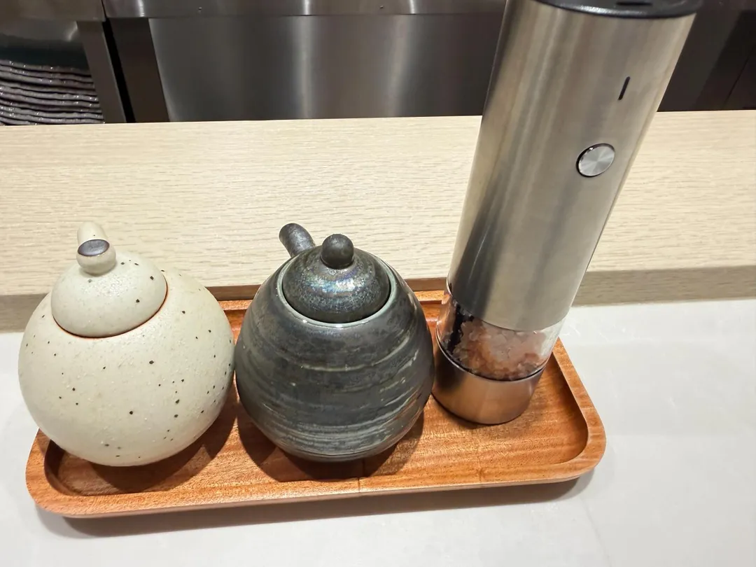 玫瑰鹽、豬排醬和胡麻醬。（圖／黃宏輝提供）
