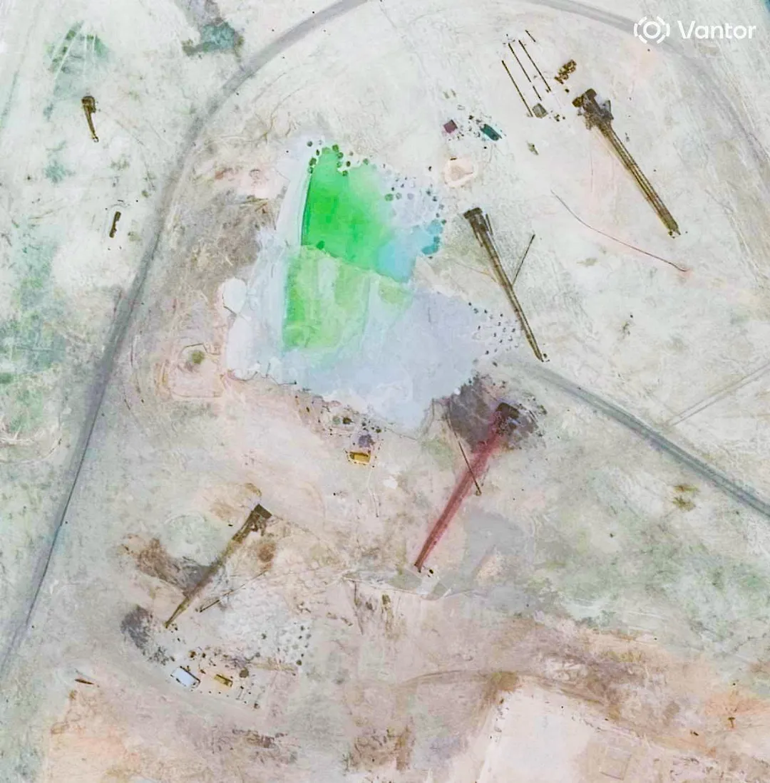 羚羊礁機場場地堆放着礫石與混凝土，施工機械正在作業。（圖／路透社）