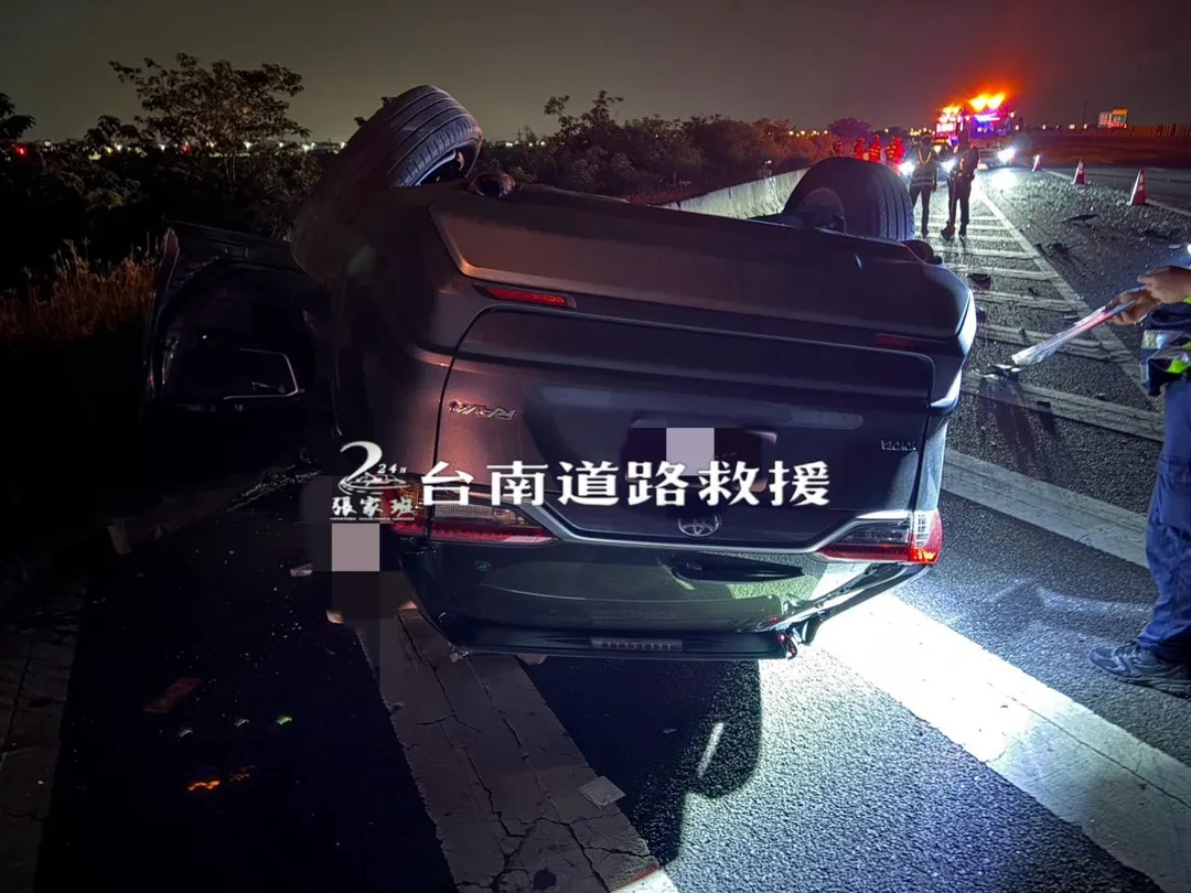 休旅車、小客車、大貨車三部車輛追撞事故。（圖／台南道路救援張家班提供）