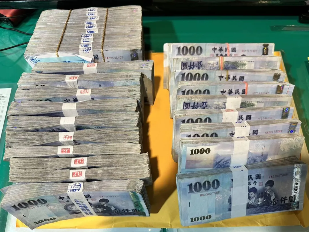 檢警調扣得現金新台幣290萬元。(圖/中天新聞)