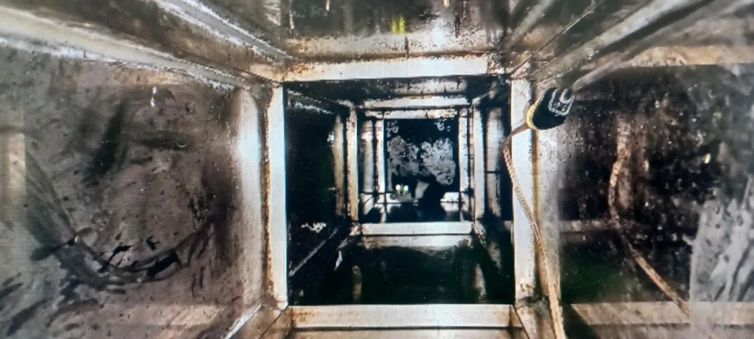 從廟柱上方開口可見貓位於最底部,無法自行爬上來。(圖/新北動保處提供)