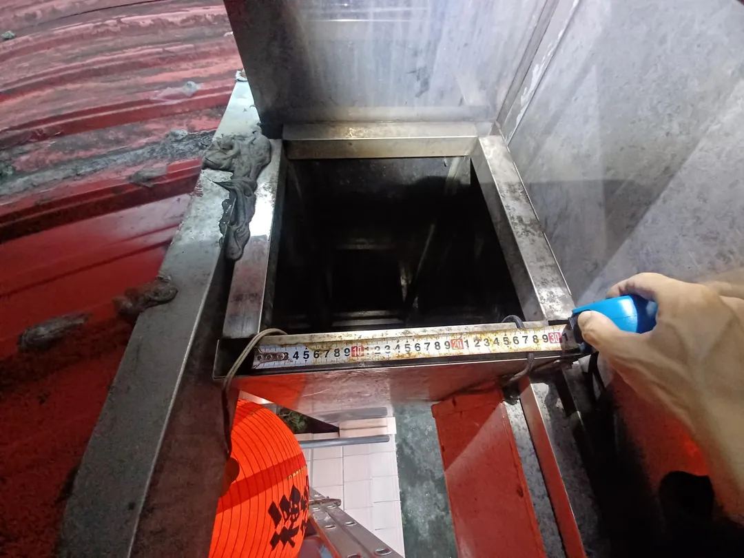 左側屋簷與廟柱上方開口同高,致幼貓從屋簷端掉落柱內而受困,開口為30X30公分。(圖/新北動保處提供)