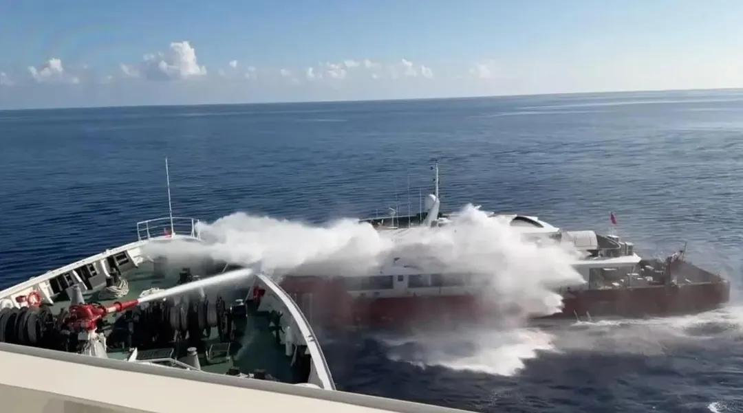 我海巡「雲林艦」以射水砲驅離違法作業陸籍漁船。（圖／中天新聞）
