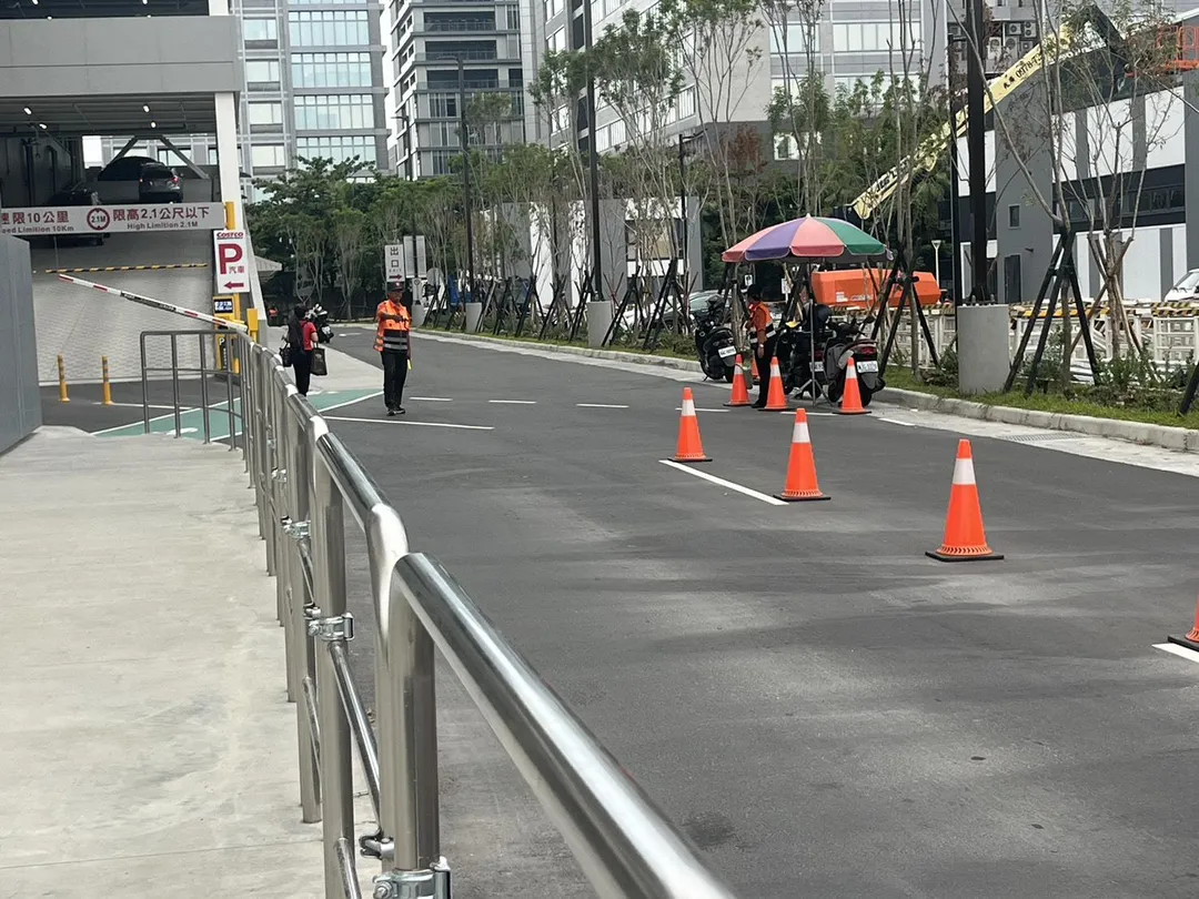 好市多高雄店的免費接駁車實測15分鐘只有2個人搭乘,義交也面對空曠路口,民眾批評浪費,不符合政府節能減碳的政策。(圖/民眾提供)