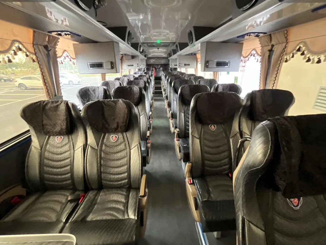 好市多高雄店的免費接駁車實測15分鐘只有2個人搭乘,義交也面對空曠路口,民眾批評浪費,不符合政府節能減碳的政策。(圖/民眾提供)